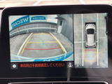 車両後方の映像に加えて俯瞰表示も確認でき、駐車時の周囲確認を助けます。画面内には目安となるガイドも表示されるため、駐車スペースに合わせて位置を調整したい場面で便利です。