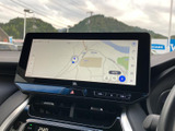 地図が大きく表示され、現在地や周辺の道路をひと目で確認しやすい画面です。目的地の検索やルート確認に活用でき、画面下の操作部も手元で見つけやすいため、日常のお出かけをサポートします。