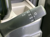 レバーには方向指示やライトに関する表示がまとまり、マークを見ながら操作内容を確認できます。日常の運転で使用する装備を手元で扱える、分かりやすい配置です。