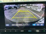 後方の映像にガイドラインが重なり、駐車時に車両後部と周囲の位置関係を確認できます。画面上の案内も見やすく、車庫入れや切り返しの際に便利な装備です。