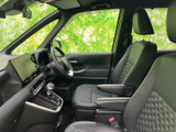 見通しのよい運転席まわりで、前方や側方の様子を確認しやすいレイアウトです。シートにはアームレストが備わり、運転席と助手席のどちらでもくつろいで過ごせます。