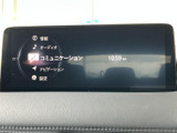 情報やオーディオ、ナビゲーションなどのメニューが一覧で表示され、目的の項目を確認しやすい画面です。設定画面にもアクセスでき、普段使いの機能を見渡しながら操作できます。