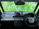 フロントガラスが大きく、前方の様子を確認しやすい運転席まわりです。メーターやナビ画面も視線を向けやすい位置にまとまり、乗り込んだ際の見通しやすさにも配慮されています。