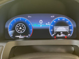 速度や燃料残量、走行に関する情報が画面内にまとまり、運転中にも確認しやすい表示です。左右に分かれたメーターと中央の数値表示で、必要な情報を把握しやすい構成。