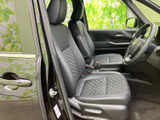 前席はゆったりとした座面とヘッドレストで、乗車時に落ち着いて過ごせる空間です。窓からの見通しもよく、運転席と助手席それぞれに自然な視界が広がります。乗り降りもしやすい室内です。