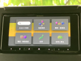 お出かけ検索や施設検索などのメニューを備え、停車中にはテレビ映像も楽しめます。行き先の確認から休憩時間まで、日常の移動を便利に支えます。