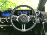 手元に複数のスイッチを備え、運転姿勢を保ちながら各種機能へアクセスしやすい構成です。メーターとの位置関係も分かりやすく、前方を確認しながら運転を続けられます。