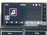 Bluetoothオーディオの再生画面を表示し、曲送りや再生などの項目をひと目で確認できます。音楽を楽しみたいときにも、画面表示に沿って扱いやすい仕様です。