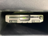 運転席まわりに機器が収まり、表示ランプやボタンの位置を確認できます。走行中に必要な情報や操作を確認しやすい配置で、車内の実用性を高めています。