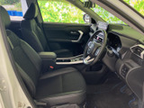 前席は運転席と助手席が並び、シートやアームレスト、足元まで落ち着いた色合いでまとまっています。前方や左右の窓から視界を確保しやすく、乗り降りの際にも室内の様子を確認できます。