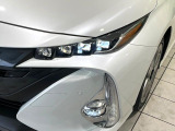 【LEDヘッドライト】悪天候や夜間走行時も良好な視界を確保し安心して運転できる高輝度LEDヘッドライトを装備!点灯速度が早く、消費電力も抑えられています。