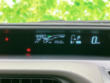 速度やシフト位置、燃料残量などの情報がひと目で確認できる表示で、運転中に必要な情報を把握しやすい配置です。視線の移動を抑え、日々の運転をサポートします。
