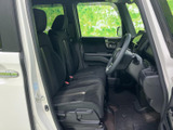 前席は視線を前方へ向けやすい位置関係で、運転席からの見通しにも配慮された室内です。シートまわりにはゆとりがあり、乗り降りの際も足元を確認しやすい配置。日々の移動を落ち着いてお過ごしいただけます。