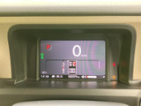 速度やシフト位置、燃料残量などをひとつの画面で確認でき、運転中に必要な情報を把握しやすいメーター表示です。明るく見やすい表示で、日々の運転を分かりやすくサポートします。