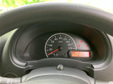 速度計と各種表示が運転席正面にまとまり、運転に必要な情報を確認しやすい配置です。視線を大きく動かさずに状況を把握しやすく、毎日の運転をサポートする見やすいメーターまわりです。