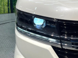 【LEDヘッドライト】悪天候や夜間走行時も良好な視界を確保し安心して運転できる高輝度LEDヘッドライトを装備!点灯速度が早く、消費電力も抑えられています。