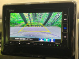 【バックカメラ】駐車時に後方がリアルタイム映像で確認できます。大型商業施設や立体駐車場での駐車時や、夜間のバック時に大活躍!運転スキルに関わらず、今や必須となった装備のひとつです!