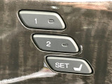 【メモリー機能付きパワーシート】ドライバーごとに設定したシート位置を記憶して、ボタン一つで切り替えできる便利な機能!運転する方が複数名いらっしゃるご家庭におすすめです♪