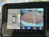 後方の映像に加えて車両周辺の表示も確認でき、駐車時の状況把握に役立ちます。画面上の目安線も見やすく、車庫入れや狭い場所での後退をサポートする便利な装備です。
