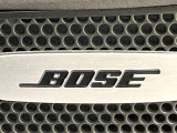 【BOSEサウンドシステム】メーカーオプションの高品位サウンドシステムを搭載。専用のチューニングが施された大小様々なスピーカーから良質なサウンドが奏でられ、臨場感あふれる音響空間を演出します。