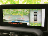 後方映像に加えて車両周囲を上から見た表示も確認でき、駐車時の周辺把握を助けます。画面上で映像を切り替えられ、狭い場所での取り回しや駐車をサポートします。