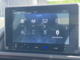 FM・AMをはじめ、BluetoothやUSBなど複数の音源を選べるメニューを表示。普段使う機器や聴きたい番組に合わせて選択でき、車内での音楽やラジオを楽しむ際に便利です。