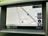 現在地や周辺の道路を画面で確認でき、目的地までのルート確認に役立ちます。地図表示と時刻、外気温もひと目で把握でき、初めての場所へ向かう際にも便利です。