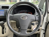 握りやすい形状のステアリングを採用し、運転席から自然に手を添えられます。メーターやスイッチ類との位置関係も確認しやすく、毎日の運転に馴染む配置です。
