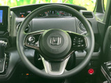 手元で各種スイッチを確認できるステアリングです。運転姿勢を保ったまま必要な操作に手を伸ばしやすく、前方に意識を向けながら車内の機能を活用できるのが便利です。