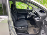 前席は視界が広く、運転席から前方や周囲を見渡しやすいレイアウトです。シートは落ち着いた色合いで、足元にもゆとりが感じられ、毎日の移動を快適に支えてくれます。