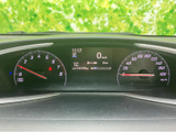 速度計などの計器類が運転席前方にまとまり、走行に必要な情報を視線移動を抑えながら確認しやすい配置です。中央の表示部でも車両情報を把握でき、日々の運転をサポートします。