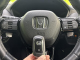 ステアリングの左右に複数のスイッチを備え、手元で車両の機能を扱える構成です。表示が見やすく、必要な操作を確認しやすいため、運転姿勢を保ちながら活用できます。