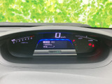 速度や各種表示を運転席から確認しやすく、必要な情報をひと目で把握しやすい配置です。表示がまとまっているため、運転中も視線の移動を抑えて確認できます。