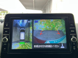 車両周辺を複数の映像で確認できる画面を備え、駐車時など周囲の状況を把握したい場面で心強い、日常に役立つ装備です。