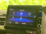 ラジオやテレビ、DVDなどのメニューが並び、使いたい音源を画面から選べます。項目が整理された表示で、ドライブ前の準備や停車中の操作も確認しやすい構成です。