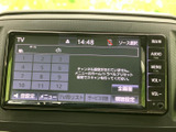 テレビのチャンネル選択や視聴設定ができる画面を備えています。停車中に映像やテレビを楽しみたい場面に活用でき、音量や画面表示の設定にも対応しています。