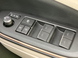 窓まわりの操作ボタンがドア側にまとまり、運転席から手元で確認しやすい配置です。窓の開閉やロックなど日常的に使う機能を、乗車中に扱いやすくまとめています。