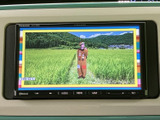 TVの映像を楽しめる画面を備えています。停車中の休憩時間などに番組を視聴でき、車内で過ごすひとときの楽しみが広がります。視聴時は停車してご利用ください。