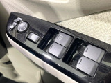 【電動格納ミラー】サイドミラーは電動格納式となっており、狭い駐車場でもキズがつくリスクを抑えられます。