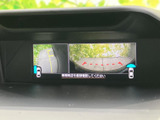 車両後方の映像に加え、周囲を捉える表示も確認できるモニターです。駐車時に後方や車両周辺の状況を把握しやすく、幅寄せや切り返しをサポートします。