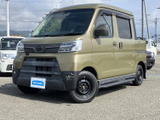 角張ったフロントまわりと力強いバンパーが印象的。落ち着いたボディカラーに黒いパーツが映え、親しみやすさと頼もしさを感じる佇まいです。
