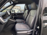 前席は身体を預けやすい形状で、座面の柄が室内のアクセントになっています。運転席から前方を見渡しやすく、同乗者も落ち着いて過ごせる空間です。