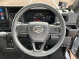 握りやすい形状で、運転席からメーターや周辺のスイッチにも目を配りやすい配置です。運転中の姿勢を保ちながら、日々の移動を落ち着いて楽しめます。