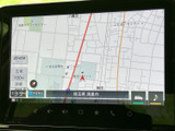 地図上に周辺の道路や現在地が表示され、縮尺やメニューも画面上で確認できます。目的地までのルート確認に活用でき、初めて訪れる場所へのお出かけも心強い装備です。