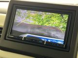 後方の映像にガイドラインが表示され、駐車時に周囲や車両の向きを確認する目安になります。バック時の安全確認をサポートする便利な装備です。