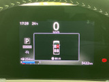 速度やシフト位置、時刻、航続可能距離などの情報がまとまり、運転に必要な状況を確認しやすい表示です。車両の状態を把握しながら、日々の移動をスムーズにサポートします。