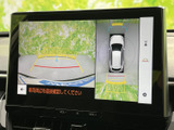 後方映像と車両周辺の表示を切り替えて確認でき、駐車時の周囲確認に役立ちます。画面には目安となるラインも表示され、駐車スペースに合わせて位置を把握しやすい便利な装備です。
