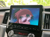 テレビ映像を画面に表示でき、停車中の休憩時間などに視聴を楽しめます。画面が見やすい位置にあり、車内で過ごすひとときの選択肢が広がる便利な装備です。
