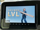 テレビ映像を画面に表示でき、停車中の待ち時間などに番組を視聴できます。画面内には時刻も表示され、映像を楽しみながら時間を確認できるのも便利。休憩時の過ごし方が広がります。