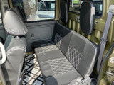 後席から前方へ視線が抜け、車内全体を見渡しやすいレイアウトです。ベンチシートには柄の切り替えがあり、窓から外の様子も確認できます。